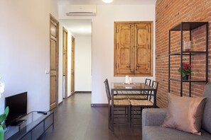 Apartamento, 2 quartos | Sala de estar | TV