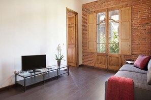 Apartment, 2 Schlafzimmer, Balkon, Stadtblick | Wohnbereich | Fernseher
