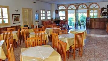 Room, 1 Bedroom, Balcony | Dining
