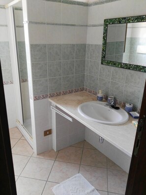 House, 3 Bedrooms, Smoking, Balcony | Bathroom
