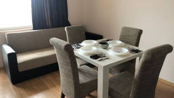 Apartment, 1 Schlafzimmer, Raucher | Speisen