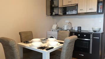 Apartment, 1 Bedroom, Smoking | Living room