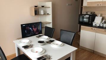 Apartment, 1 Bedroom, Smoking | Dining
