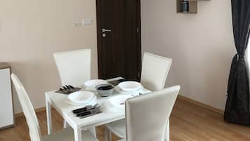 Apartment, 1 Bedroom, Smoking | Dining
