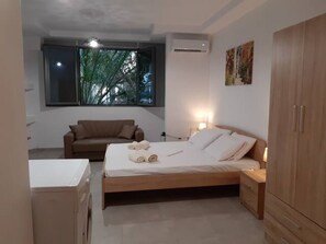 Apartment, Multiple Bedrooms, Smoking | Living area