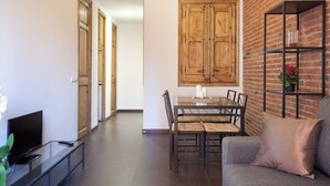 Appartement, 2 slaapkamers | Woonkamer | Televisie