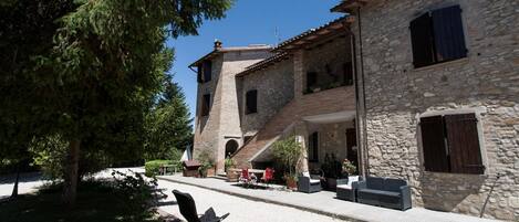 Vista frontal de la propiedad