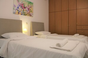 Leilighet, 2 soverom, tilgjengelighetstilpasset, balkong | 3 soverom, lydisolert, strykejern/-brett og wi-fi (inkludert)