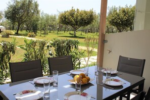 Garden - "kalamaki Plaza Apartments ''tzante''" (Zakynthos)