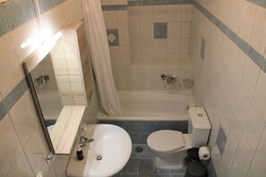 Leilighet, 2 soverom, tilgjengelighetstilpasset, balkong | Bad | Hårføner, håndklær og toalettpapir