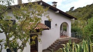 A white building with a stone staircase leading to a porch. - Villa With Garden and Terrace for 8 pax (Capoliveri)