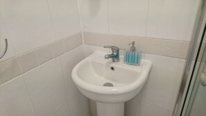 Room, 1 Bedroom, City View | Bathroom | Shower, free toiletries, towels - Room-en Suite Shower Room Double Room wi (Hayes)
