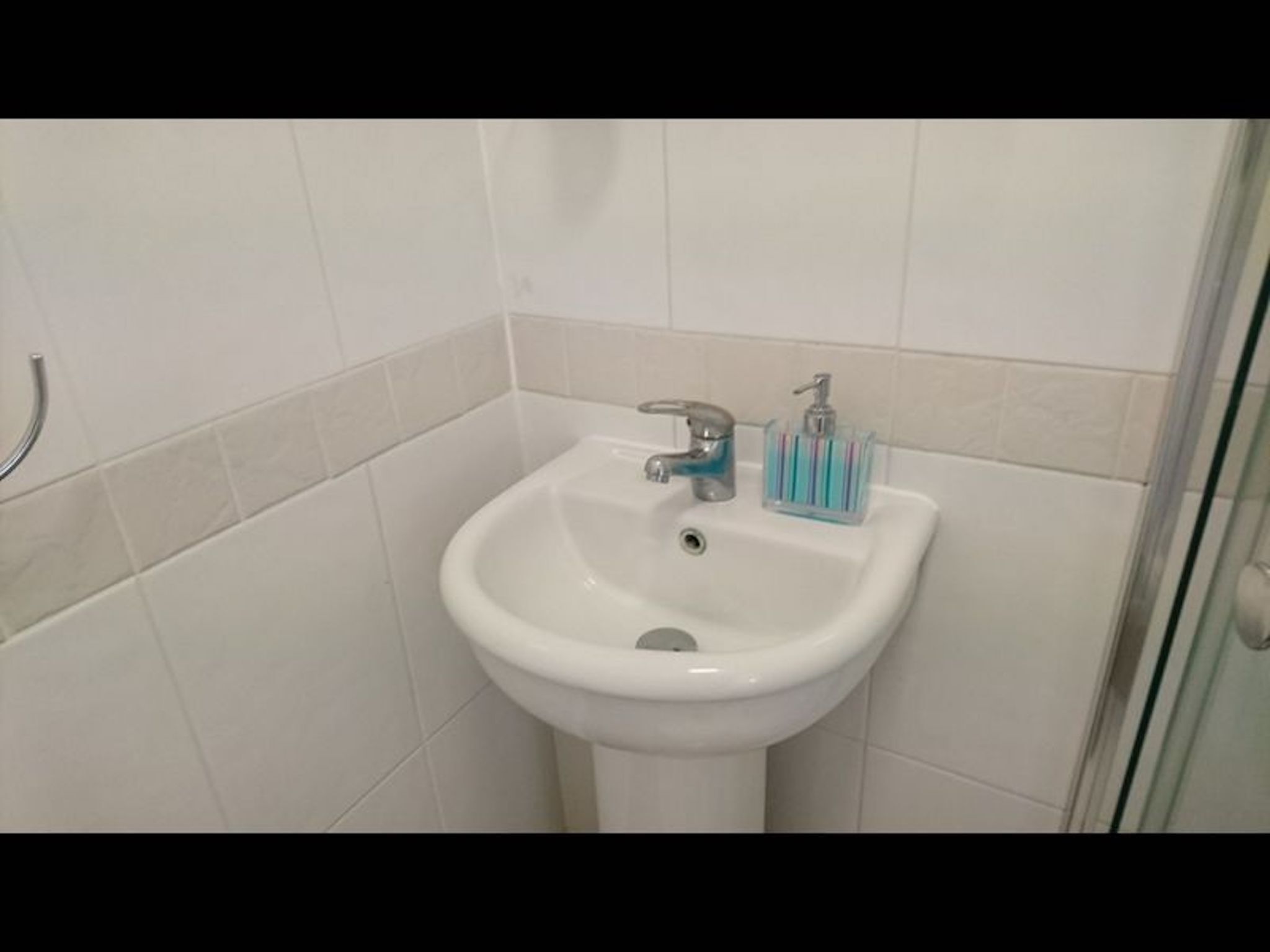 Room, 1 Bedroom, City View | Bathroom | Shower, free toiletries, towels