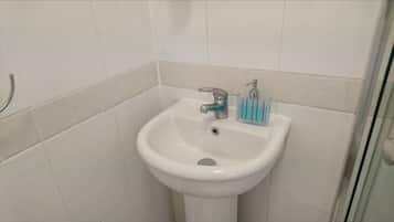 Room, 1 Bedroom, City View | Bathroom | Shower, free toiletries, towels