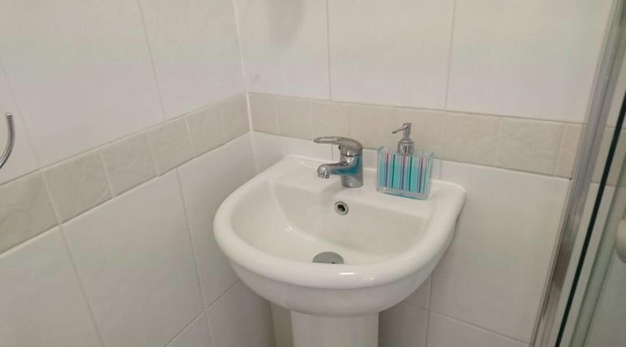 Chambre, 1 chambre, vue ville | Salle de bain | Douche, articles de toilette gratuits, serviettes fournies