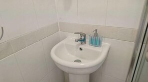 Kamar, 1 kamar tidur, pemandangan kota | Kamar mandi | Shower, perlengkapan mandi gratis,  dan handuk
