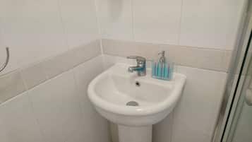 Værelse - 1 soveværelse - byudsigt | Badeværelse | Bruser, gratis toiletartikler, håndklæder
