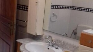 Room, 2 Bedrooms, Balcony, Garden View | Bathroom | Free toiletries, bidet, towels - Room-dar el Baraka - Banzart (Bizerte)