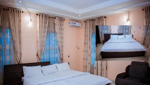 Una habitación de hotel con una cama grande, una silla y un equipo de aire acondicionado.
