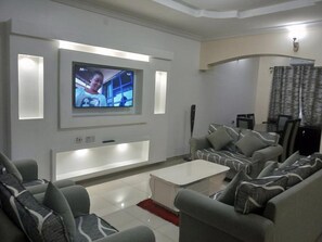 Room, 1 Bedroom, Accessible, Smoking | Living room