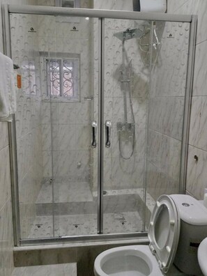 Apartment, 2 Bedrooms, Accessible, Smoking | Bathroom