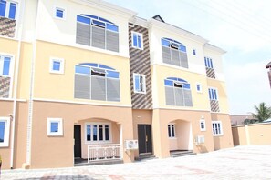 Apartment, 2 Bedrooms, Accessible, Smoking | Exterior