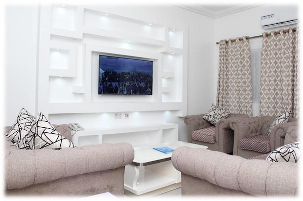 Room, 2 Bedrooms, Accessible, Smoking | Living room