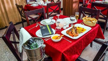 Room, 1 Bedroom, Accessible, Smoking | Dining