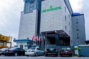 Een hotel met een modern design, met een opvallend bord voor 'LIME WOOD HOTEL'.