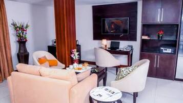 Room, 1 Bedroom, Accessible, Smoking | Living room