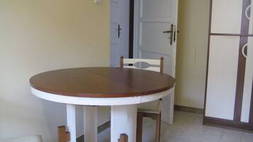 Apartment, 3 Bedrooms, Balcony, City View | Dining