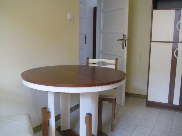 Apartment, 3 Bedrooms, Balcony, City View | Tempat makan