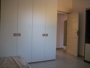 Apartment, 3 Bedrooms, Balcony, City View | 3 bilik tidur, seterika/papan seterika, cadar katil