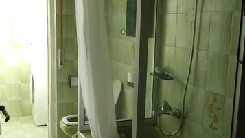 Apartment, 3 Bedrooms, Balcony, City View | Bathroom amenities | Bidet