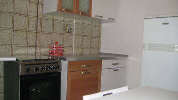 Apartment, 3 Bedrooms, Balcony, City View | Private kitchen | Fridge, cookware/dishes/utensils