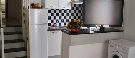 Apartment, 3 Bedrooms, Smoking | Private kitchen