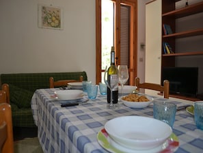House, 2 Bedrooms, Smoking, Patio | Dining