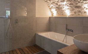 Hair dryer, bidet, towels, soap - The Amazing Villa Claudia Tuscany Style (Lezzeno)