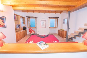 2 bedrooms, iron/ironing board, travel cot, bed sheets - The Amazing Villa Claudia Tuscany Style (Lezzeno)