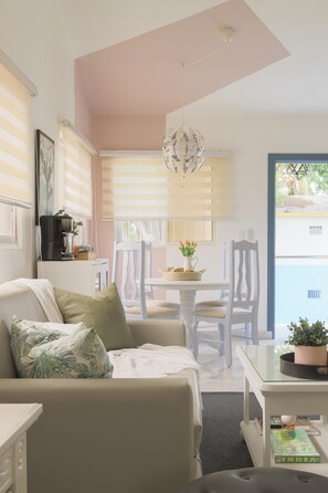 아파트, 침실 2개, 발코니, 정원 전망 | 거실 공간