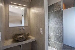 Dusche, Haartrockner, Handtücher, Seife