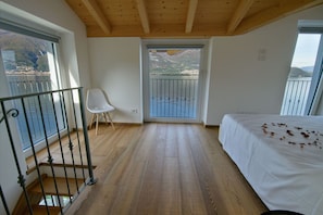 1 Schlafzimmer, Reisekinderbett