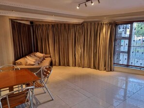 Room, 1 Bedroom, Accessible, Refrigerator | Dining