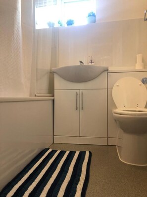 Bathroom - Small Modern Comfortable 2 Bedroom Apartment - Cmyr (Hayes)