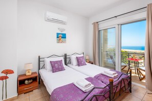 Villa, 3 habitaciones, balcón | 3 habitaciones, tabla de planchar con plancha y cuna de viaje 