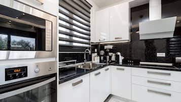 Villa, 3 Bedrooms, Private Pool, Pool View | Interior