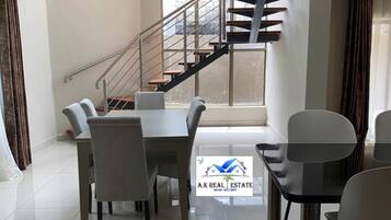 Apartemen, 3 kamar tidur, Boleh Merokok, balkon | Tempat makan