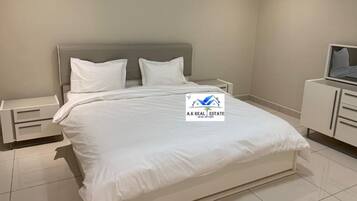 Apartment, 3 Bedrooms, Smoking, Balcony | 3 bedrooms, bed sheets