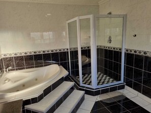 Rom, 1 soverom, kjøleskap | Bad