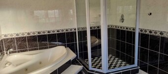 Savoy Lodge - Standard Double Room 4